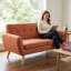 Causeuse Mid-Century moderne - Piquage gaufré à boutons, pieds fuselés en bois-1332723461