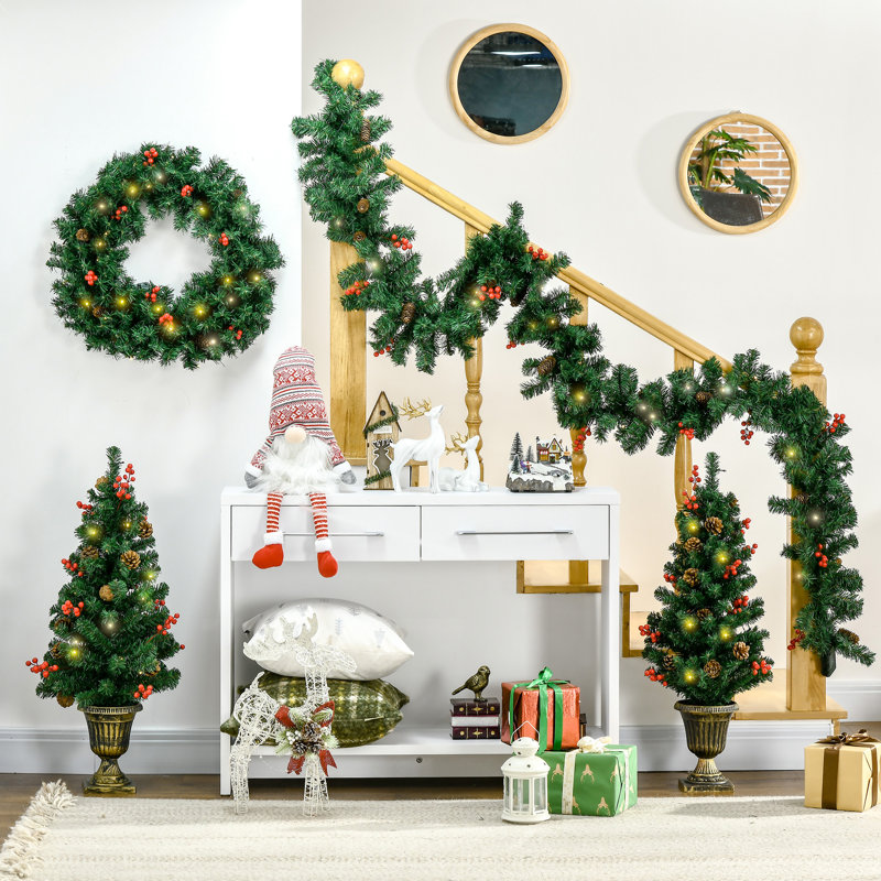 Noël de Noël avec des arbres de style traditionnel, guirlande et couronne