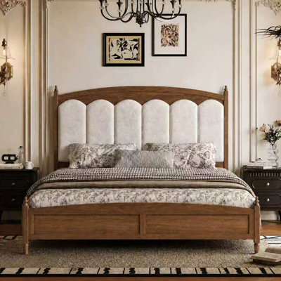 Structure de lit de style campagnard vintage rétro de style Mid-Century avec tête de lit tapissier capitonnée à losanges, bois massif au fini noyer, aucun sommier nécessaire