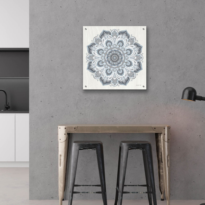 «Goa Mandala 2 Dusty Blue» par Danhui Nai, art mural en verre acrylique, H 24 po x l 24 po x P 0,2 po