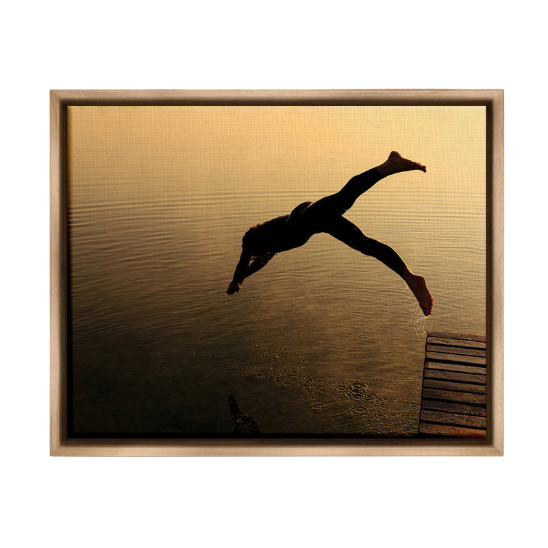 "Diving Off Dock Silhouette" par Lil 'Rue sur toile, Cadre flottant orme Montalcino, H 25 po x l 31 po