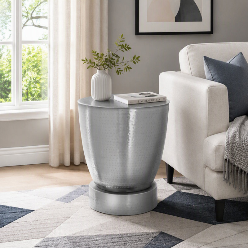 Table d'appoint contemporaine en forme de C avec base en métal chromé, idéale pour le salon et la chambre à coucher