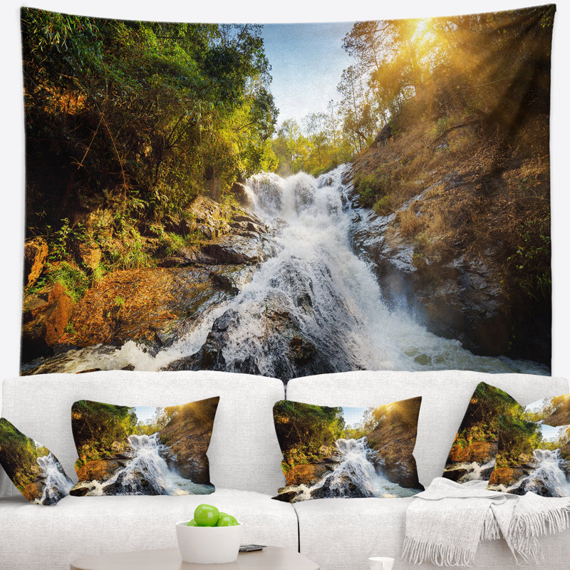 Cascade en cascade à travers le tapisserie forest, H 32 po x l 39 po