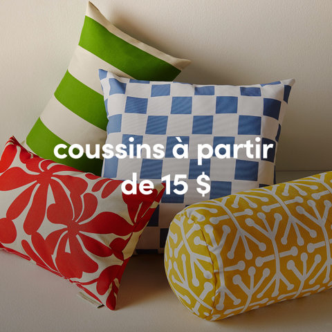 Une pile de coussins extérieurs colorés avec des rayures vertes, des damiers bleus, des motifs floraux rouges et des motifs jaunes à partir de 15 $.
