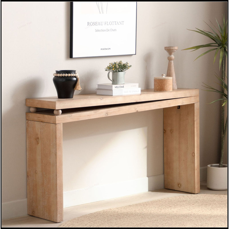Console polyvalente rustique pour divers espaces avec détails délicats et beaucoup de rangement