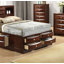 Ensemble de chambre à coucher contemporain avec tête de lit bibliothèque et tables de chevet assorties pour des espaces de vie fonctionnels et élégants-2103704784-2103704787