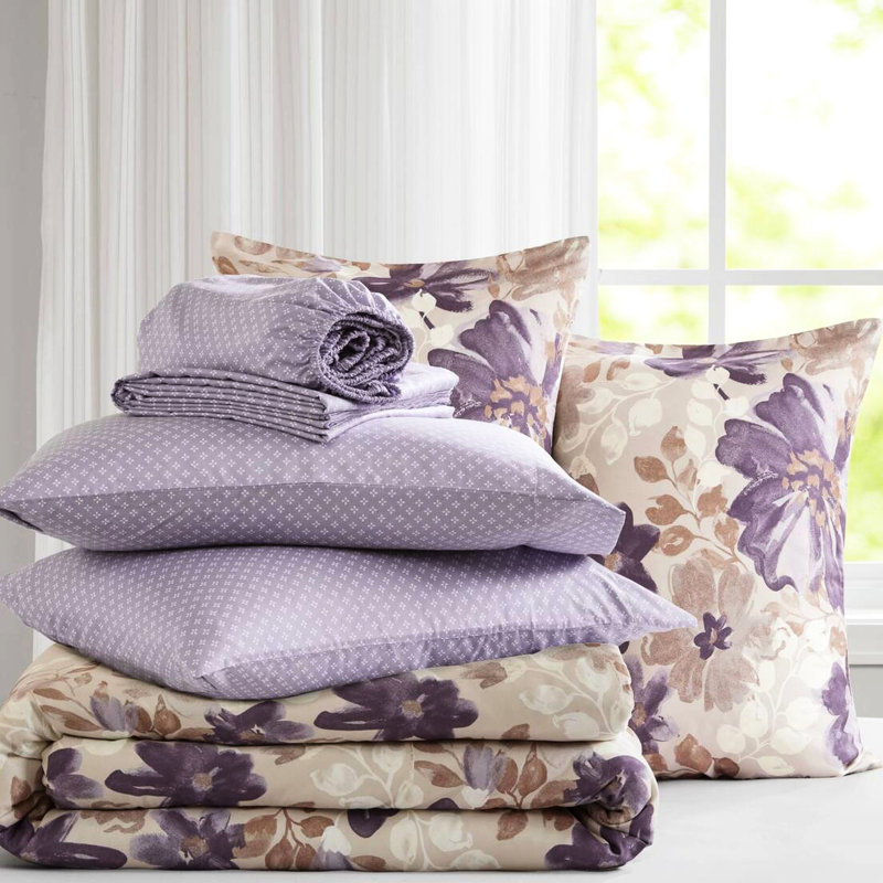 Très grand lit taupe avec édredon floral et draps - Tissu ignifuge à séchage rapide
