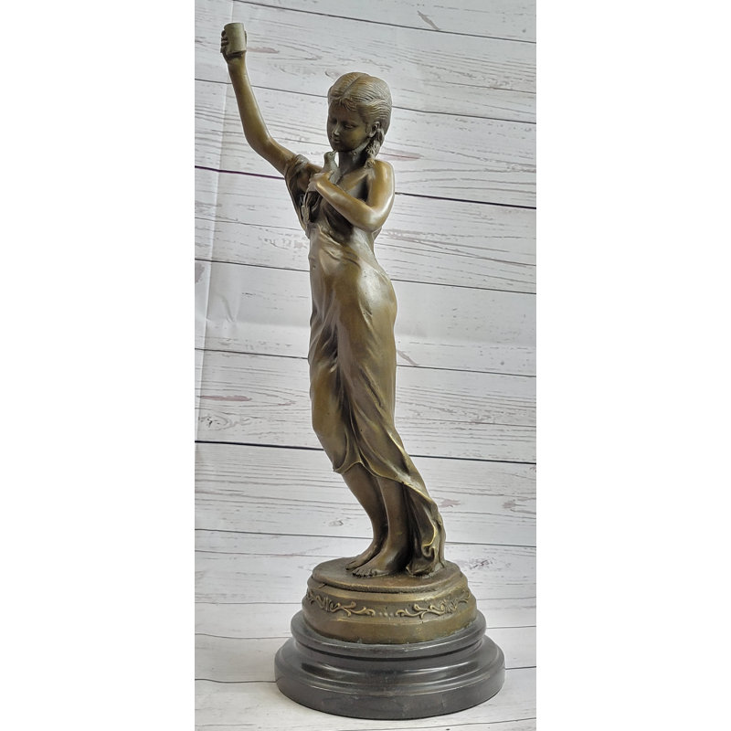Figurine Walhill, jeune fille tenant une colombe et une tasse de boisson