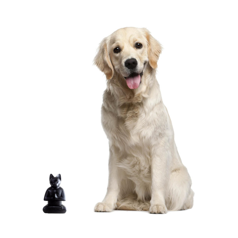 Figurine chat en méditation profonde