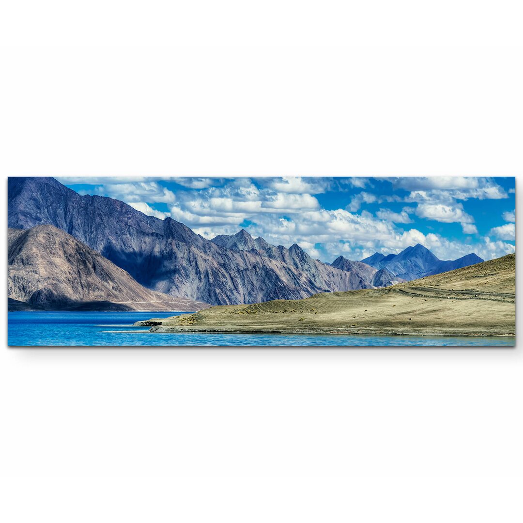 Leinwandbild Pangong Tsho mit Bergen – Tibet