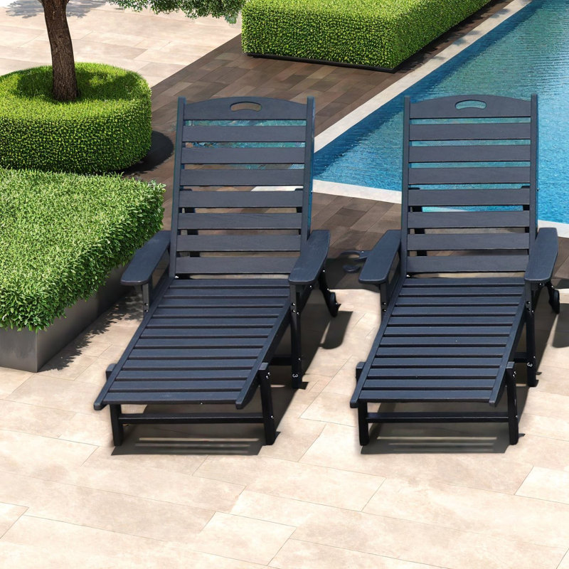 Ensemble de 2 chaises longues portatives portatives, PEHD grain de bois moderne près de la piscine