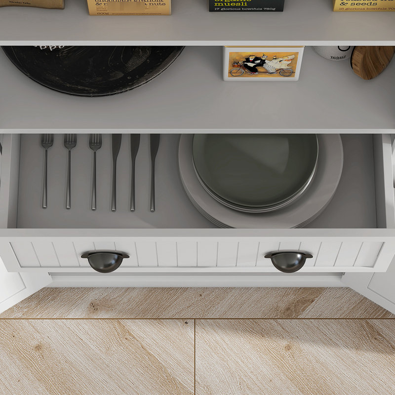 Garde-manger blanc de 72 po, grande armoire avec tiroir et portes. Permet de ranger plusieurs articles ménagers tels que l'argenterie, les serviettes, la batterie de cuisine. Possède des tablettes réglables. Apporte de l'élégance à la cuisine.