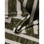 Tapis contemporain Nykeia de couleur verte-362581850