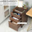 Armoire à grain de bois brun, 3 tiroirs, roulettes pour une mobilité en douceur dans une armoire de bureau avec grain, installation pratique