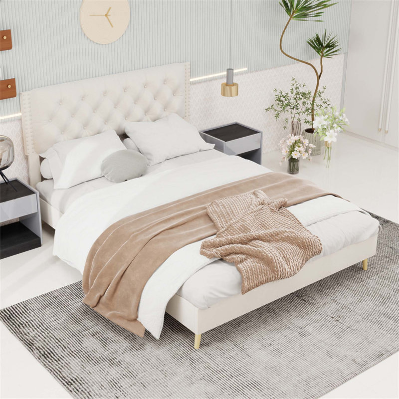 Luxueux lit rembourré en velours avec une structure robuste, une tête de lit capitonnée et un design élégant pour la chambre principale