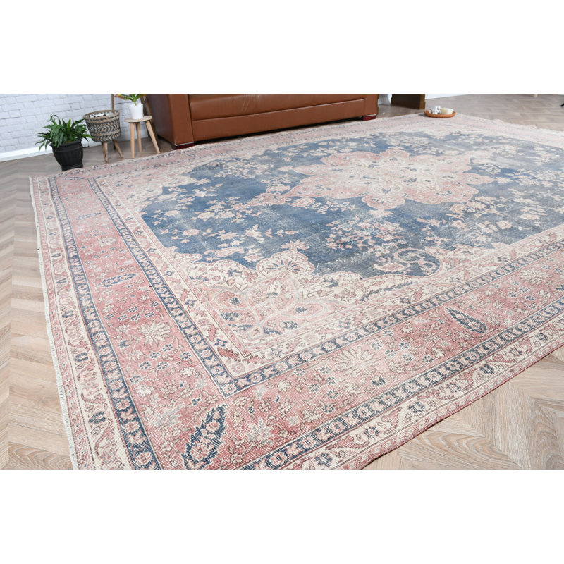 Grand tapis turc rétro fait à la main dans un élégant motif floral bleu et rouille pour un décor traditionnel