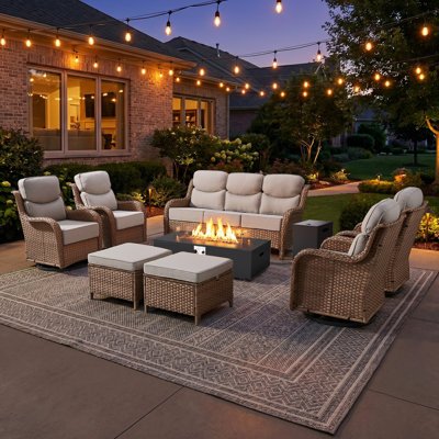 Ensemble de conversation de luxe pour patio 8 pièces avec foyer au propane, 2 canapés en osier à haut dossier et 2 chaises berçantes pivotantes, ensemble de sièges en rotin tissé à la main avec coussins épais de 6 po pour la cour