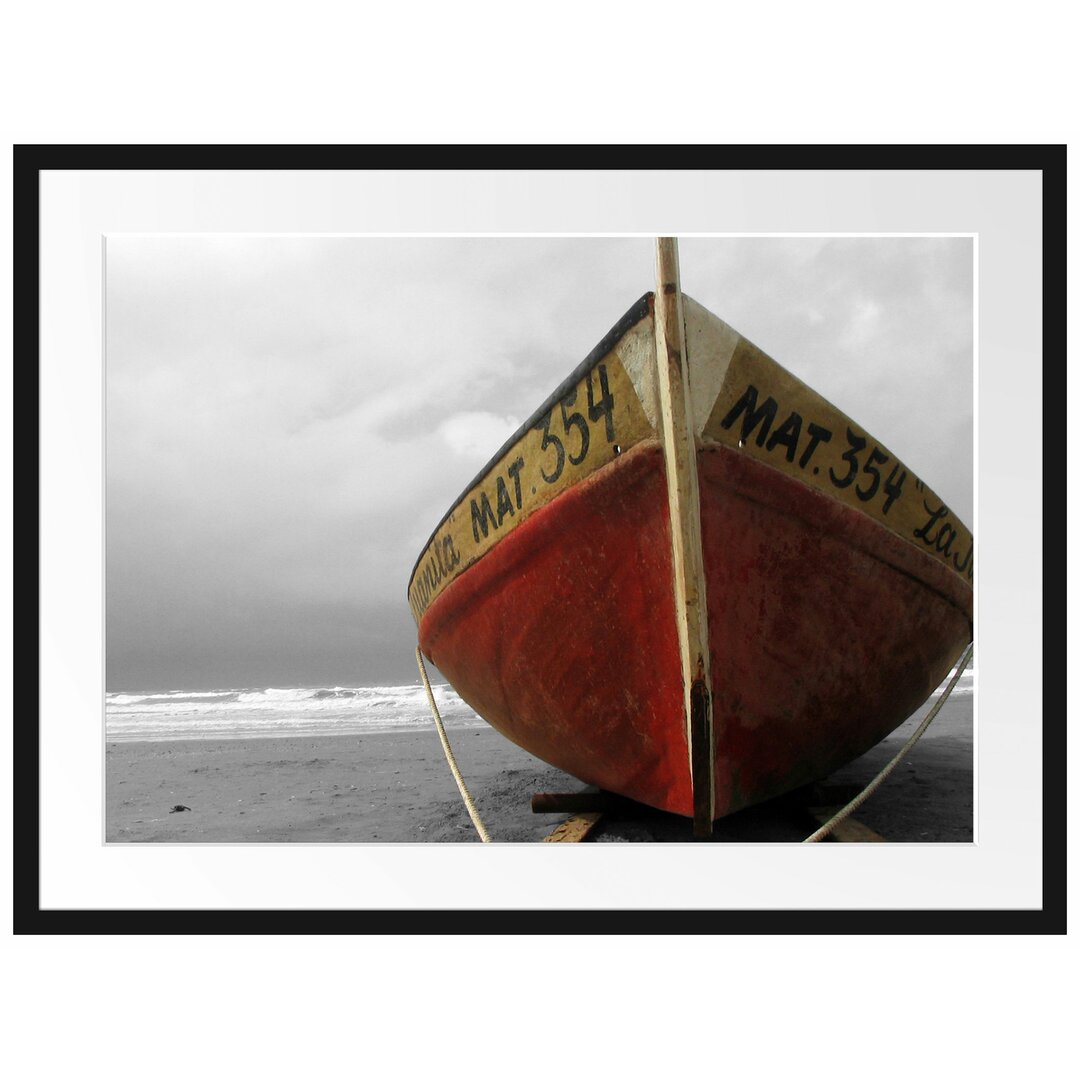 Gerahmtes Poster Kleines Segelboot am Strand