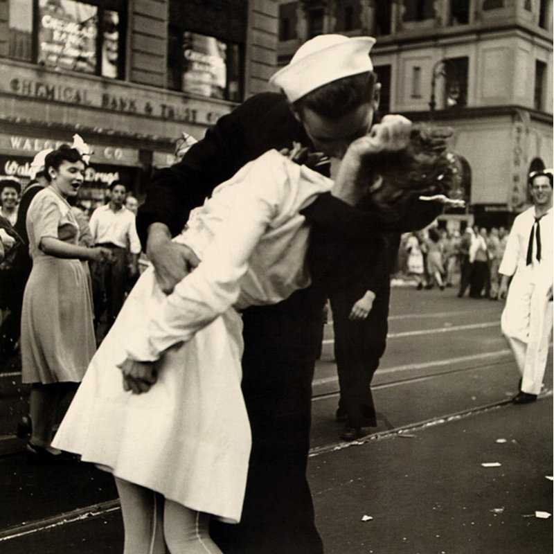 «Kissing The War Goodbye» à Times Square, H 15 po x l 15 po