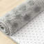 Tapis gris clair à poils longs-392077874