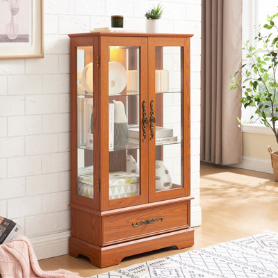 Armoire en verre avec tablettes réglables, poignées en métal rétro, dos en miroir et éclairage intérieur en chêne foncé, design rétro américain