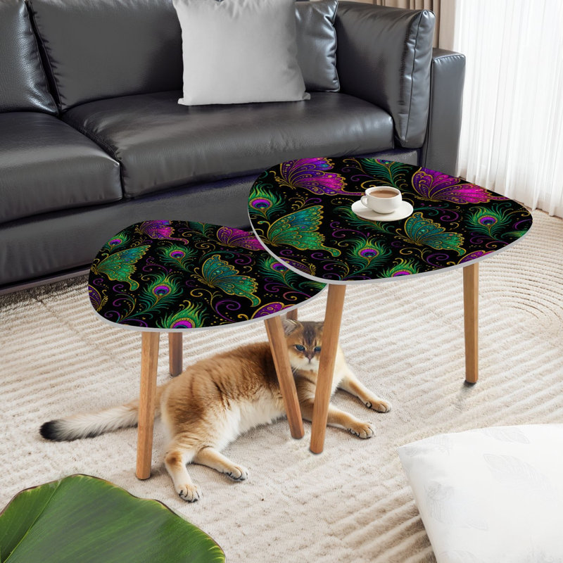 Ensemble de 2 tables basses gigognes triangulaires avec plumes de paon colorées et broderies d'oiseaux tropicaux