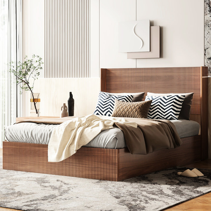 Structure de grand lit avec rangement relevable, bois de pin brun, tête de lit exquise à grain surélevé, connexion en acier inoxydable, peu encombrant dans la chambre à coucher, conception ondulée chic et spacieuse, convient aux petits