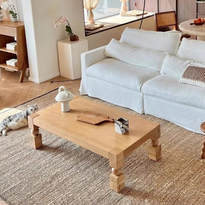 Table basse de style nordique en bois massif.