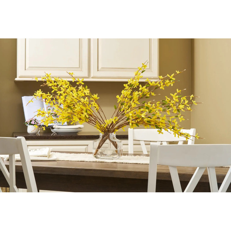 Branches de forsythia classiques jaunes dans un arrangement de fleurs artificielles