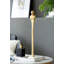 Statue romaine allongée en or sur base en marbre blanc
