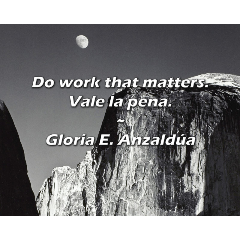 Citation artistique «Do travail that important. Vale la pena». Toile tendue par Gloria E. Anzaldua, H 18 po x l 13 po