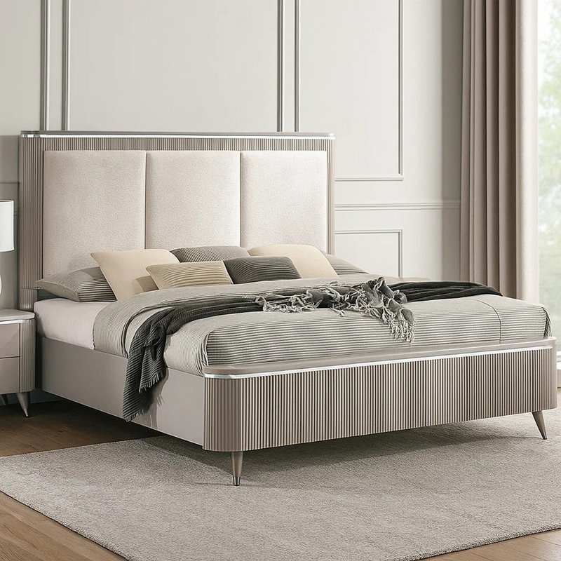 Grand lit Gema, revêtement cannelé, ligne argentée Reeded, gris clair