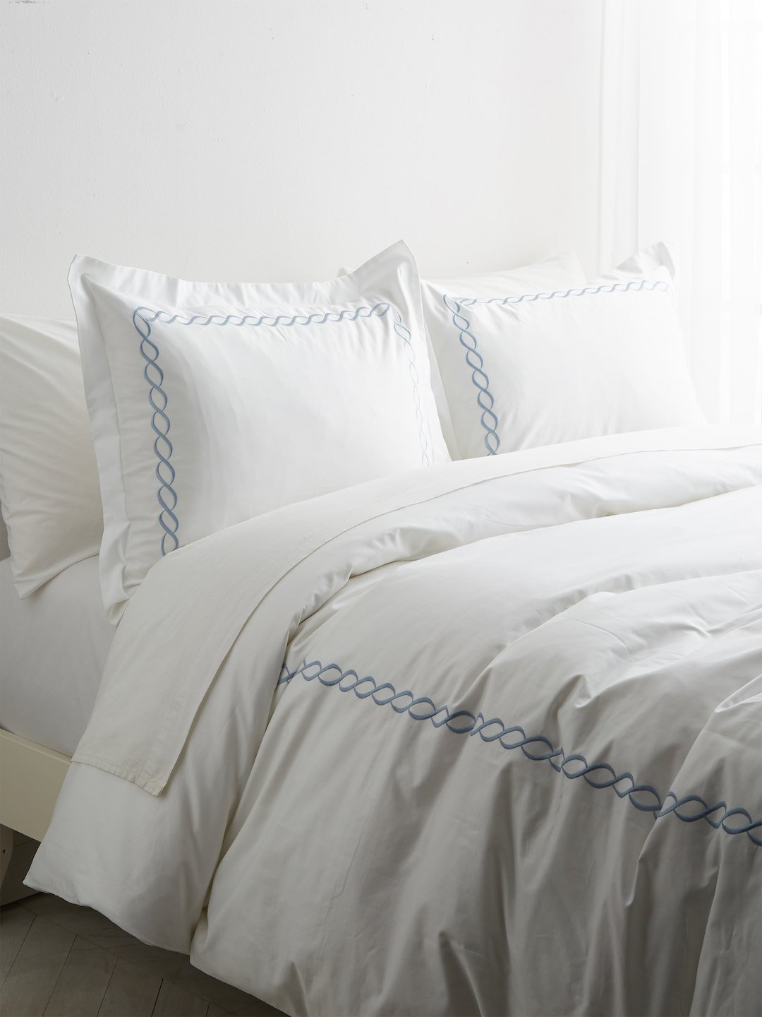 Avellana Sateen Duvet Cover Set, Twin Duvet Cover + 1 Standard Sham, Blue/White