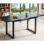 Une table de salle à manger extensible carrée noire moderne avec des pieds en métal; Sa conception peu encombrante le rend idéal pour les salons et les cuisines.