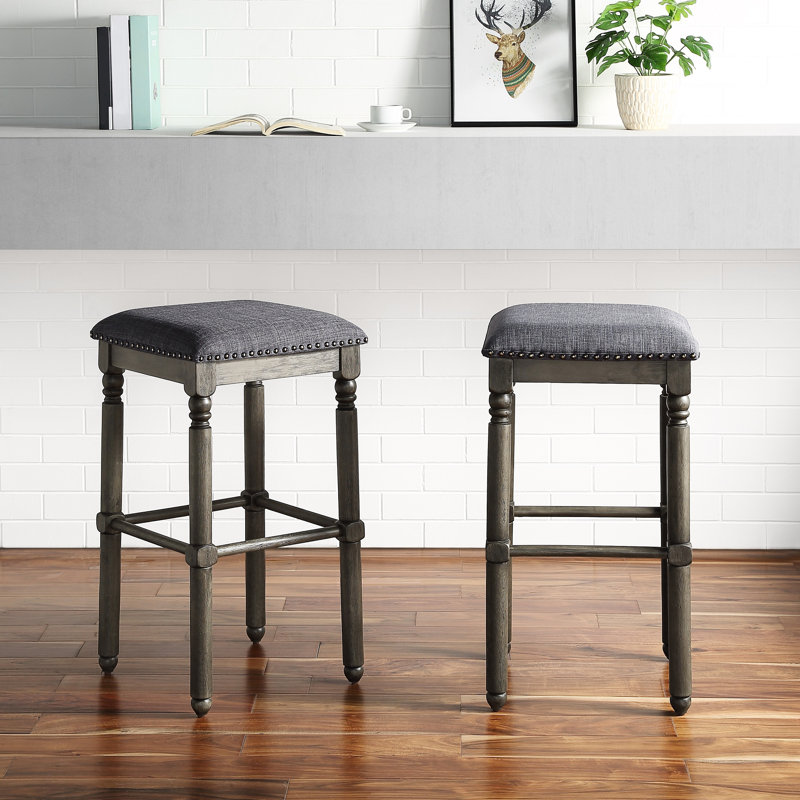 2 tabourets de bar gris en bois - construction rustique chic et solide, l 15 po x P 16 po x H 29,67 po, 2 sièges de style chic rembourrés pour la maison, siège confortable, structure, revêtement en tissu gris, garniture bronze