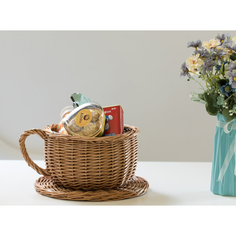 Soucoupe, tasse à café, panier en osier