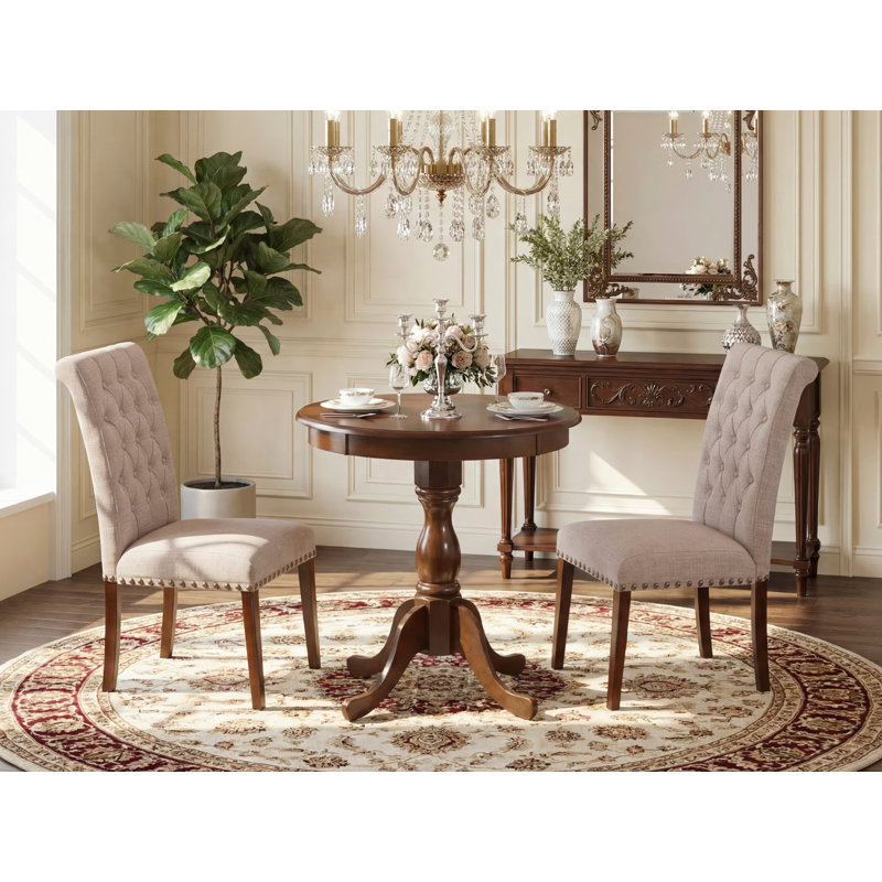 L'ensemble de 3 tables de salle à manger modernes comprend une table ronde en bois avec piédestal et 2 chaises de salle à manger Parson en tissu brun clair et acajou