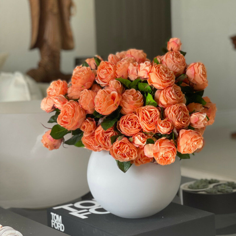 Roses anglaises rosées dans un vase de bocal noir mat, Blanc, Orange
