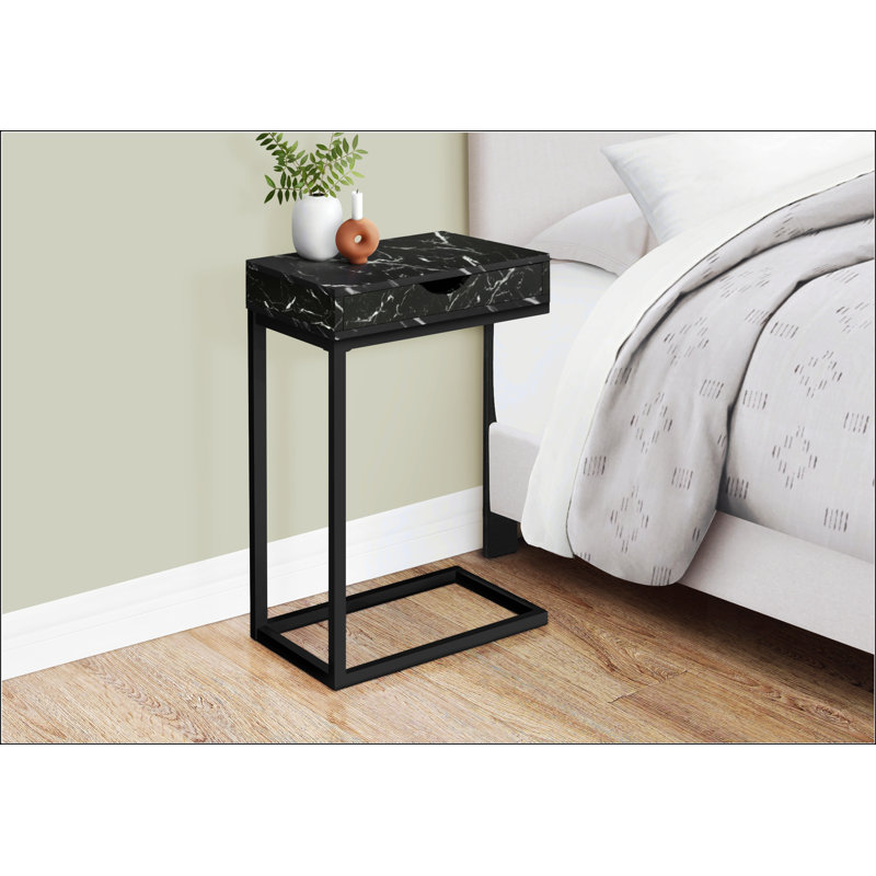 Table d'appoint en forme de C