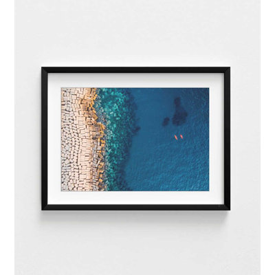 Kayaks sur l'eau bleue - reproduction de photographie côtière aérienne