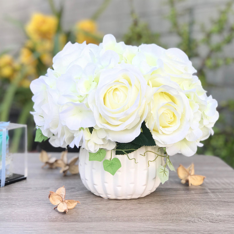 Agencements de fleurs mélangées artificielles en vase, Crème