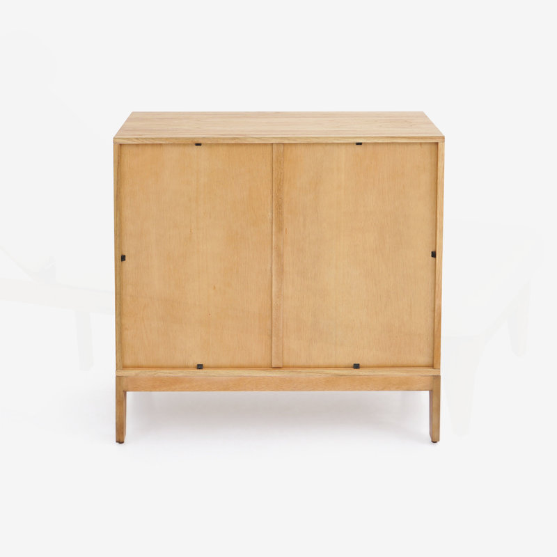 Colberta en chêne naturel Lola avec deux portes et une tablette, pieds fuselés en bois massif durable pour des solutions de rangement modernes.