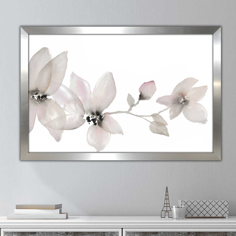 «Blooming Whispers I», reproduction de peinture à l'aquarelle, H 21,5 po x l 27,5 po x P 0,75 po, Encadrement argenté