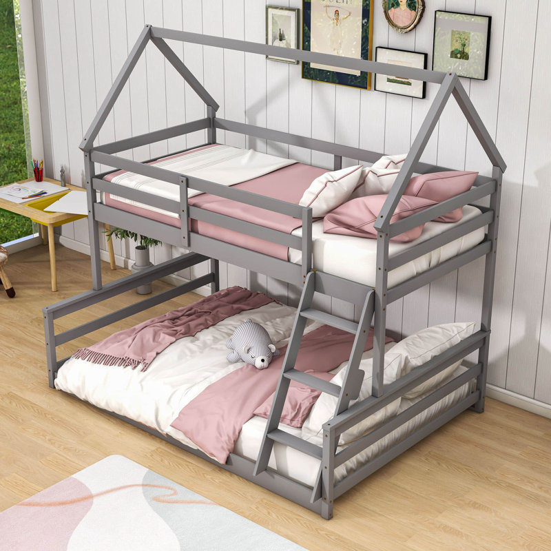 Lit superposé simple au-dessus d'un lit double en bois, gris