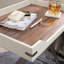 Table d'appoint rectangulaire de style bord de mer avec structure en métal, plateau attaché et tablette inférieure pour le salon