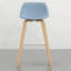 De 2 tabourets hauts - style Mid-Century, housse de siège bleu denim, structure, 2 garnitures décoratives, pieds, repose-pieds, touche moderne