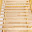 Lit superposé simple au-dessus d'un lit simple avec rampe d'escalade et échelle en bois-629826235