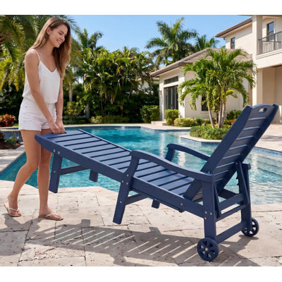 Chaise longue de piscine en polyéthylène haute densité toutes saisons avec roulettes et table-plateau coulissante rétractable, lit de soleil inclinable à 5 positions et porte-gobelets pour la terrasse de la piscine (1 PCS / 2 PCS / 4 PCS)