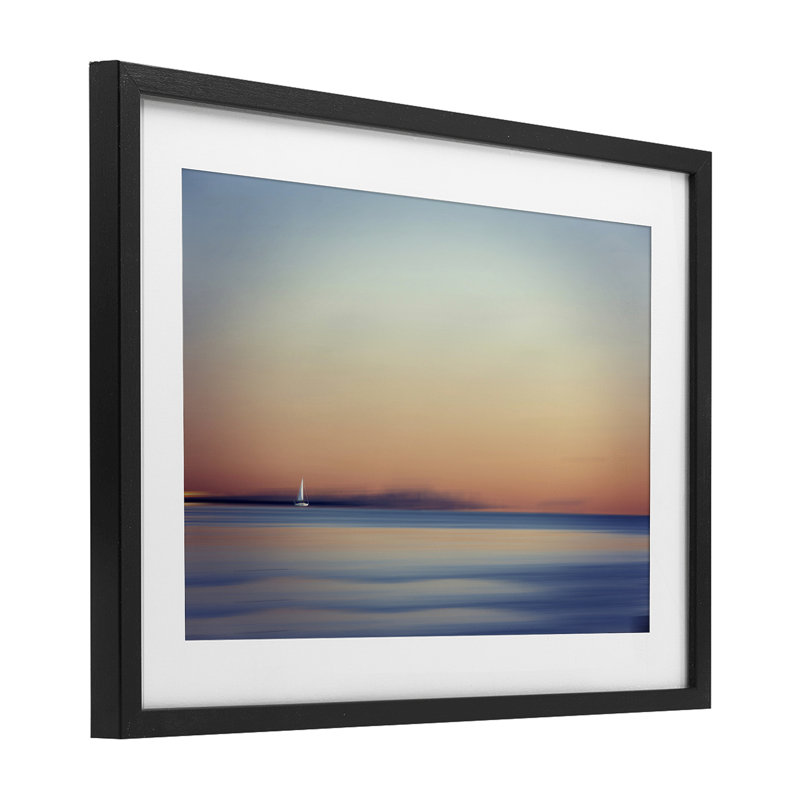 Voilier sur l'eau, reproduction sous verre, conception de Peter Dulis, H 14 po x l 20 po, Cadre noir minuit
