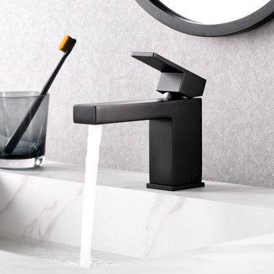 Single Hole Bathroom Faucet with Drain Assembly